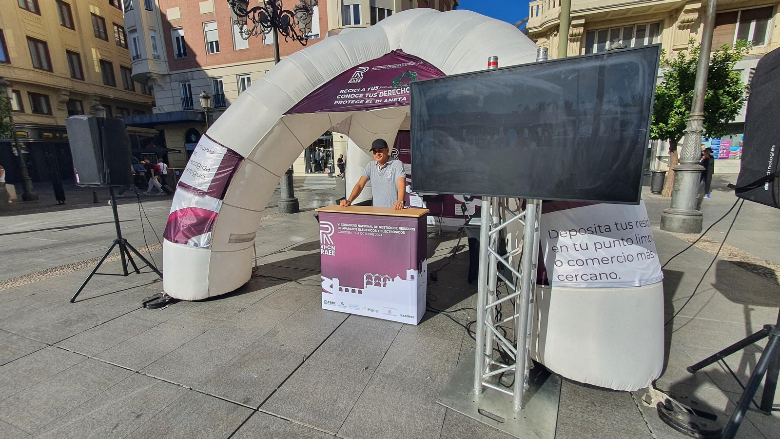 Carpa del RAEE en la plaza de las Tendillas.
