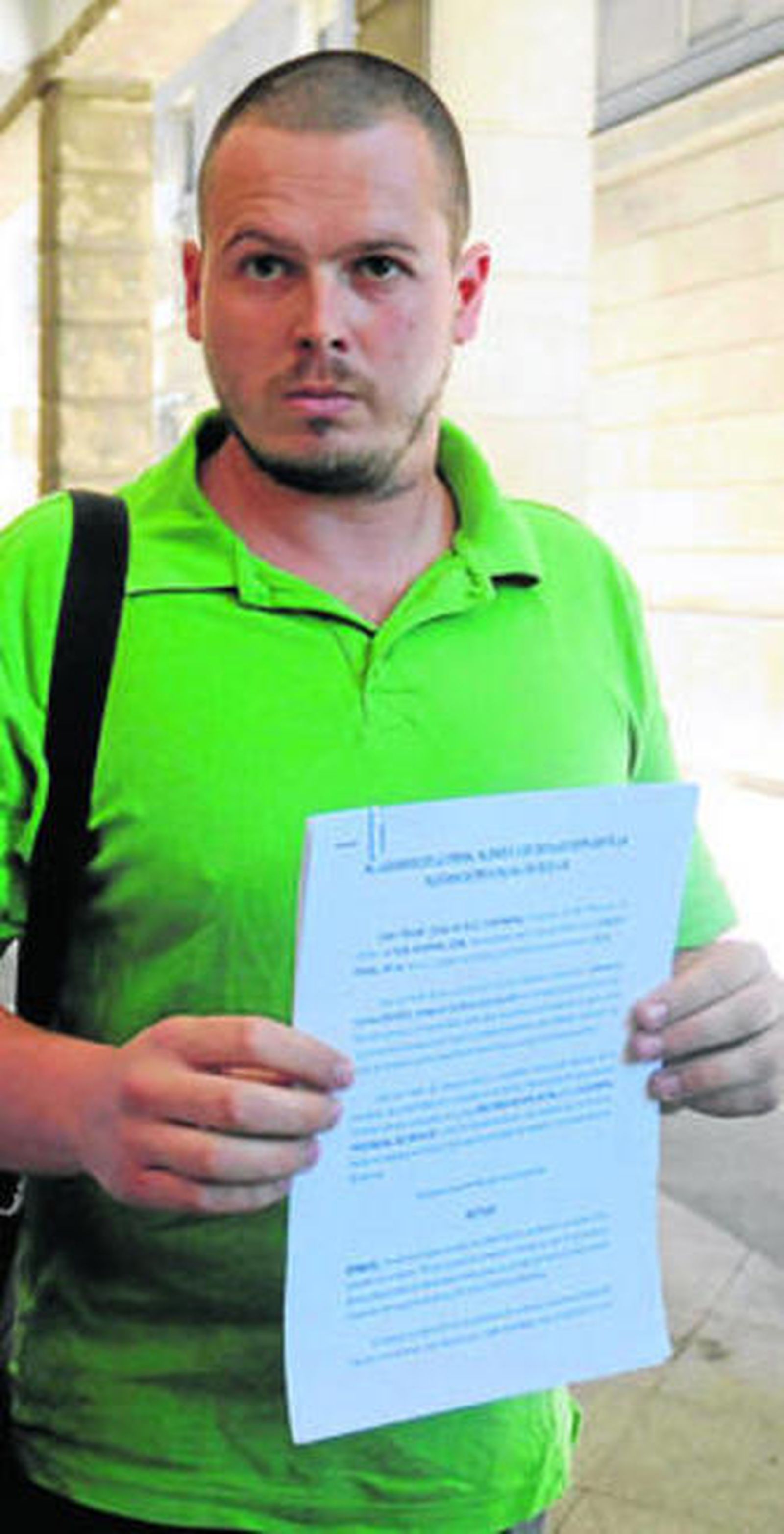 El abogado Luis Ocaña muestra el recurso contra la sentencia.