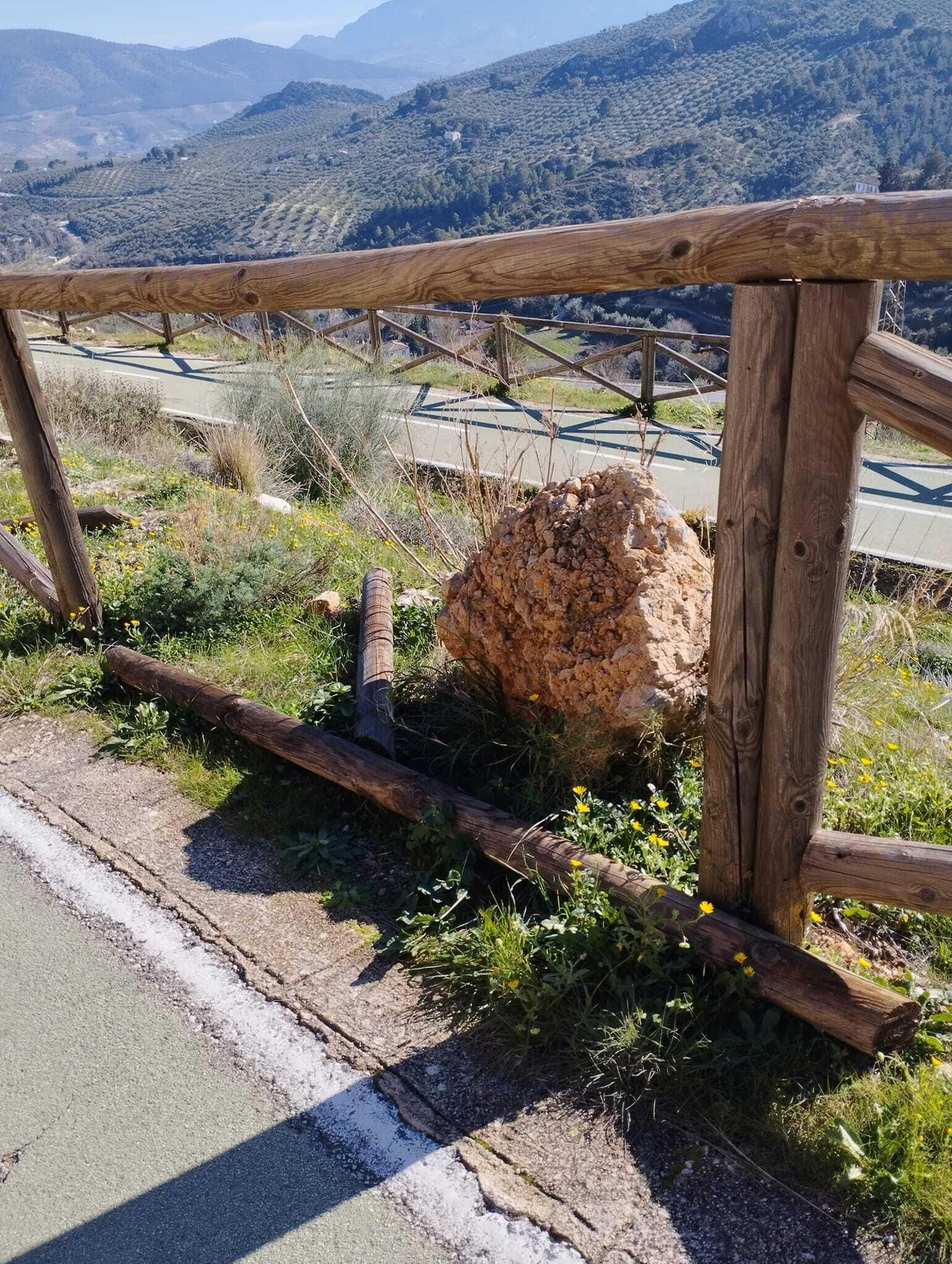 Así se encuentra la Vía Verde de Jabalcuz: vallas rotas, señales arrancadas y suciedad