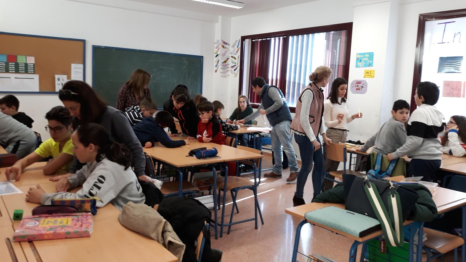 Las actividades fomentan la lectura y la literatura para alumnos, padres y madres del IES Carmen de Burgos.