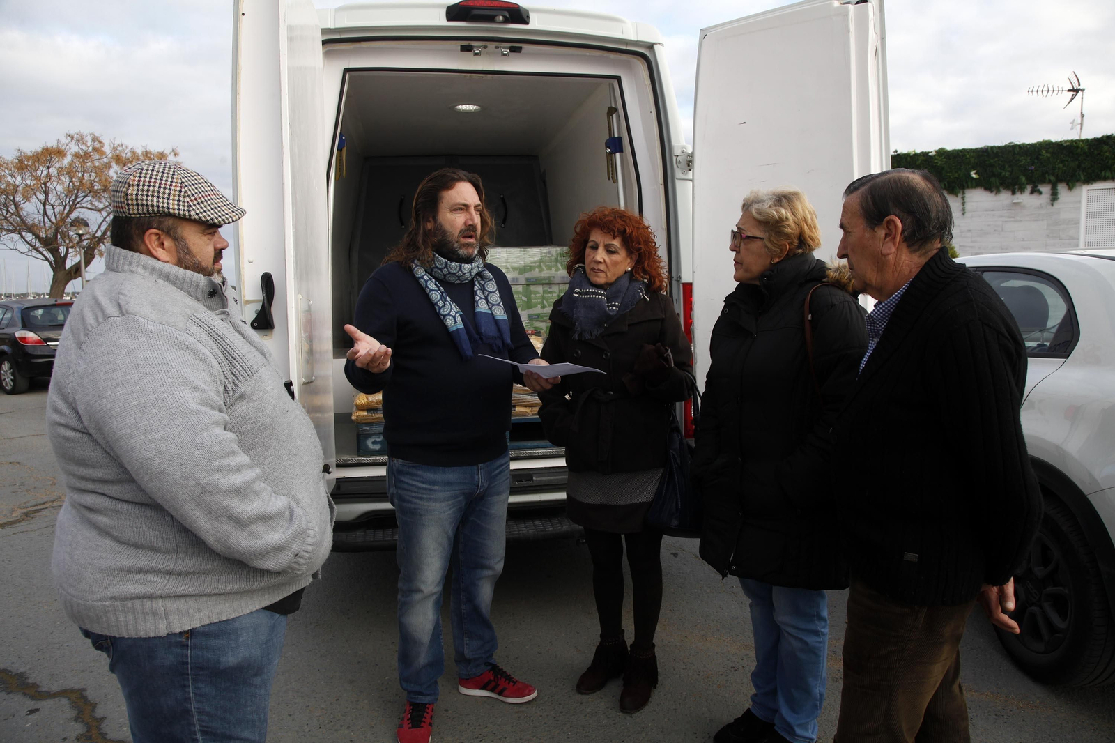 Momento de la entrega ayer en la localidad de Puntra Umbría.