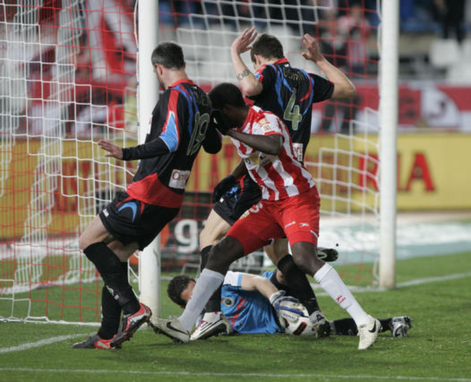 El Almería no pasa del empate en casa ante el Racing de Satander (1-1). / Javier Alonso