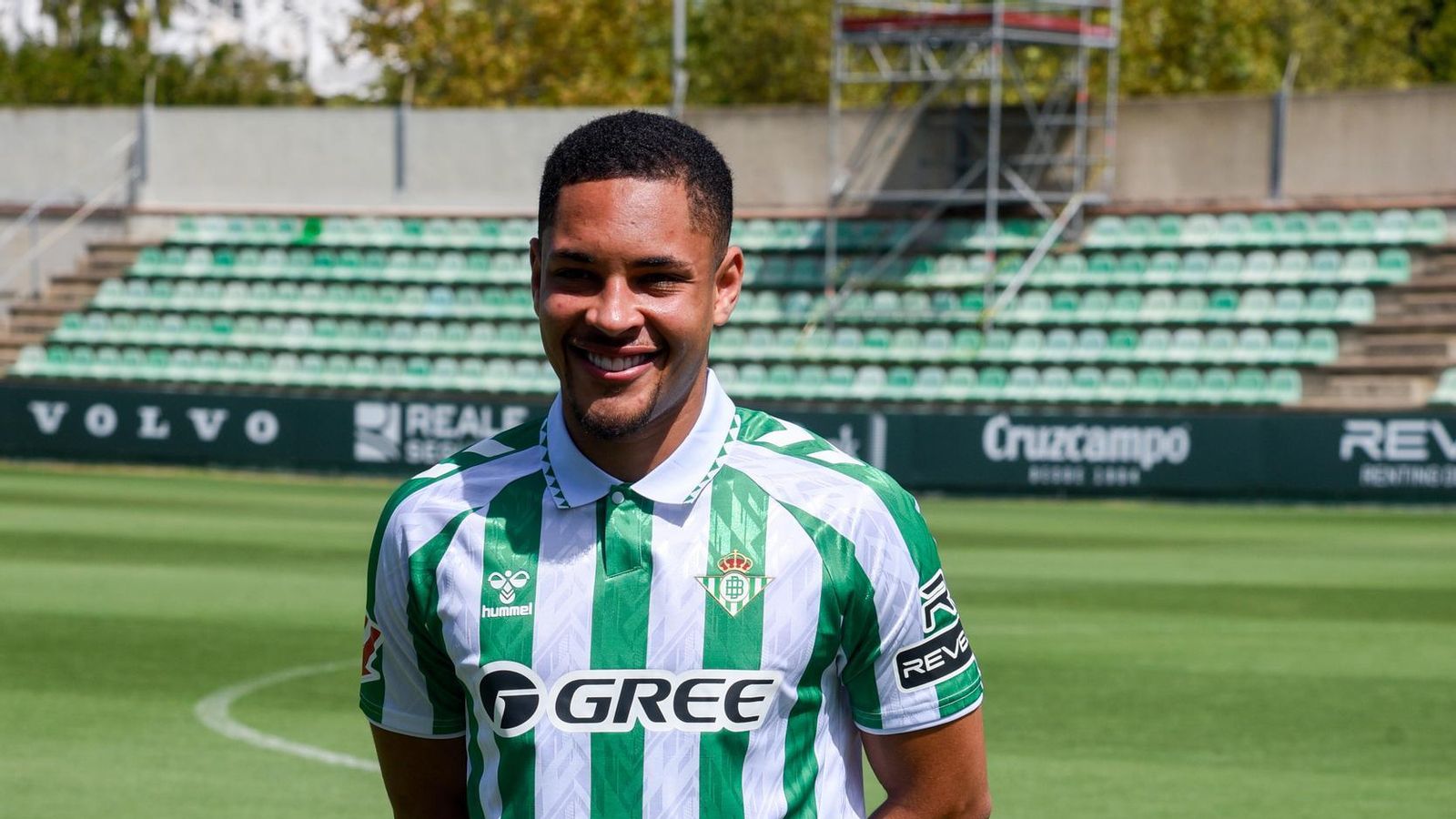 Las imágenes de la presentación de Vitor Roque y Lo Celso