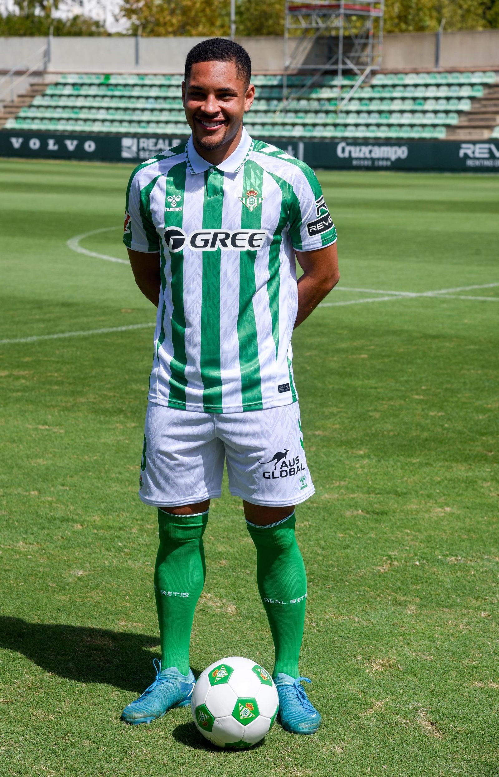 Las imágenes de la presentación de Vitor Roque y Lo Celso