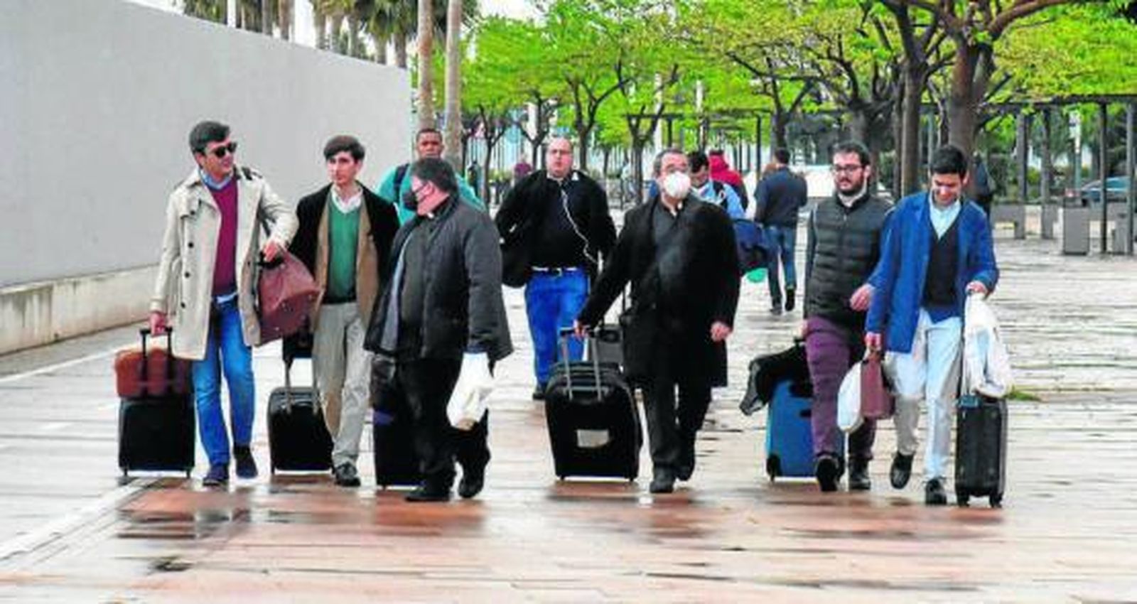 Un grupo de personas se dirige hacia la terminal de la Estación Marítima del Puerto de Algeciras, ayer.