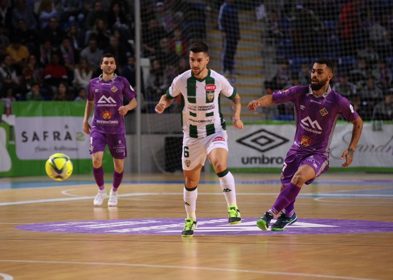 Lolo Jarque persigue un balón junto a los jugadores locales Lolo Urbano y Diego Nunes.