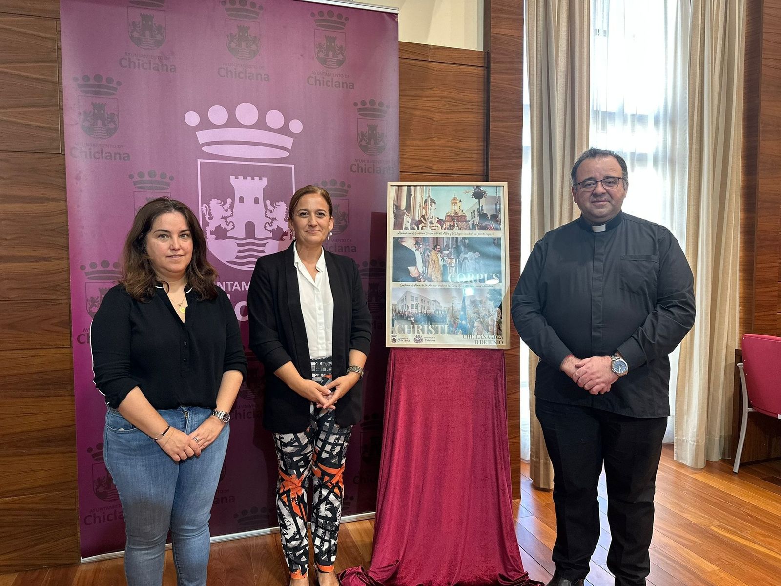 La primera teniente de alcalde, Ana González, presentó el cartel y la programación que conmemora la celebración del Corpus Christi de este año.