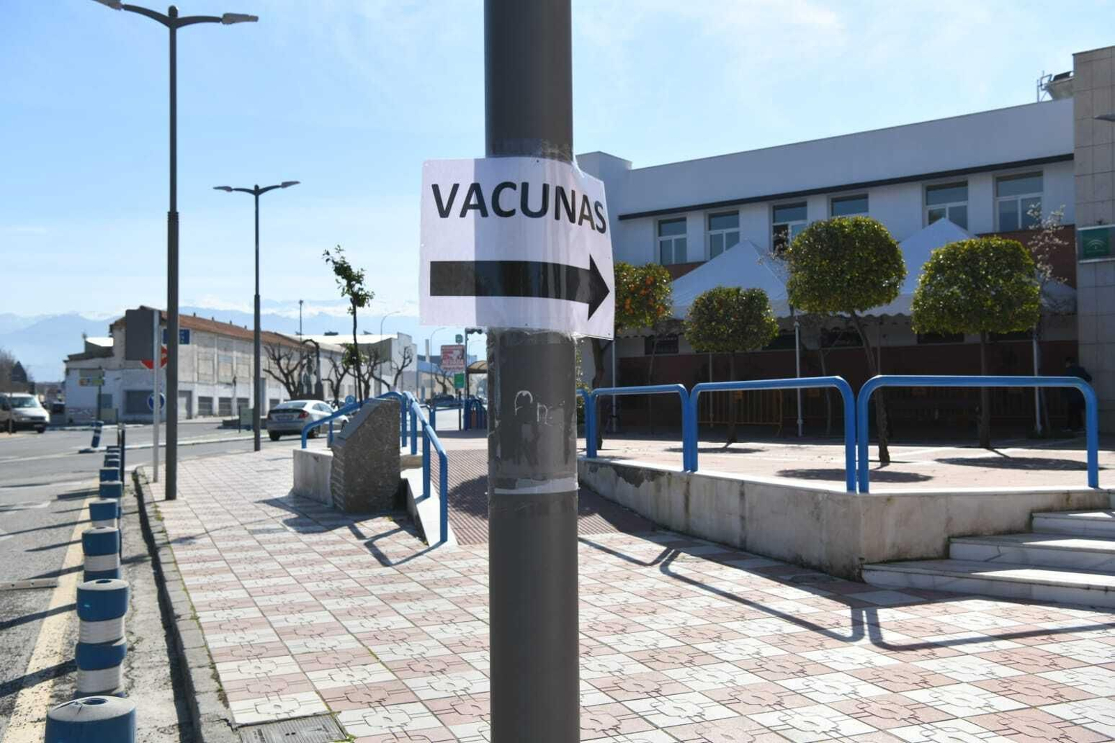 Citas, traslados y croquis de tráfico, así arranca la vacunación masiva de mayores de 80 en los centros de salud de la provincia de Granada