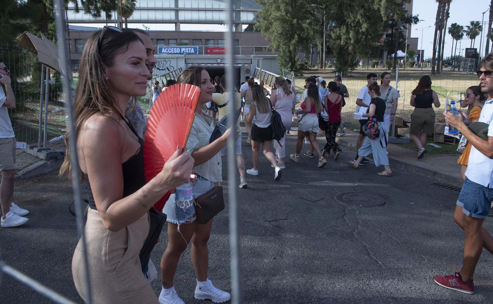 Calor y buen ambiente en la entrada del concierto de Manuel Carrasco