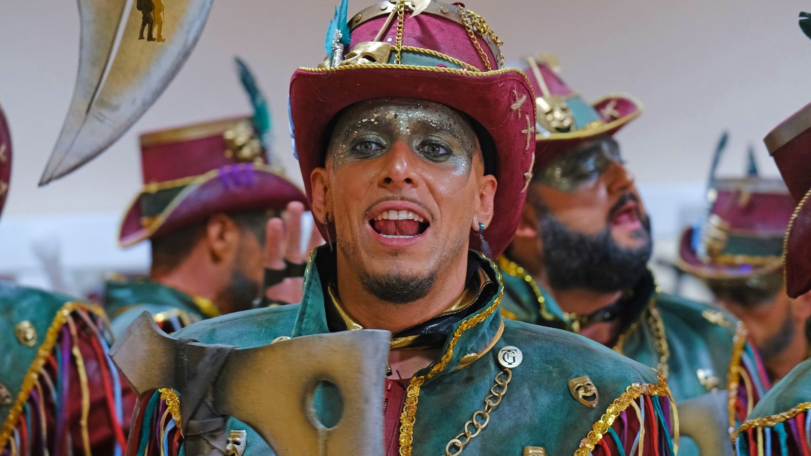 Actuación de la Comparsa 'El Verdugo' de Vilches en el Teatro Falla de Cádiz, cuna del Carnaval andaluz.