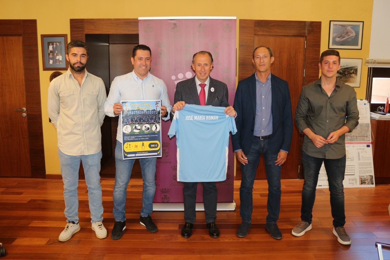 El alcalde recibió una camiseta de esta actividad veraniega.