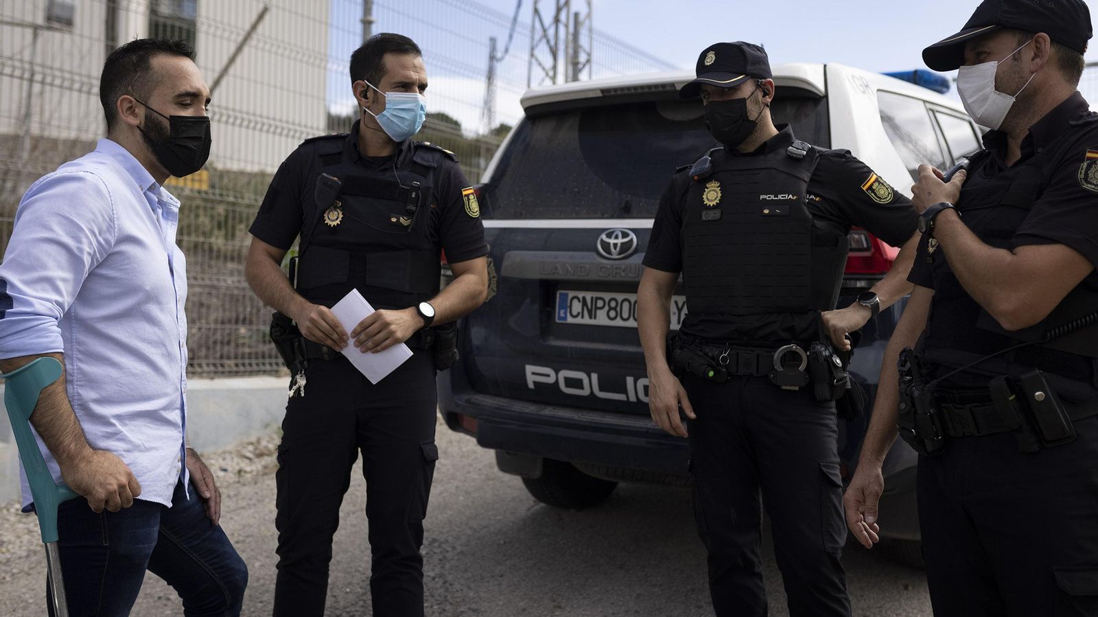 El inspector herido recibe el cariño de sus compañeros. El inspector herido recibe el cariño de sus compañeros.