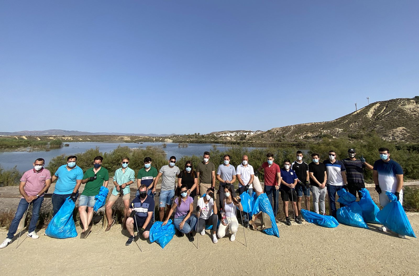 Los jóvenes populares veratenses recogieron varias bolsas de residuos del humedal