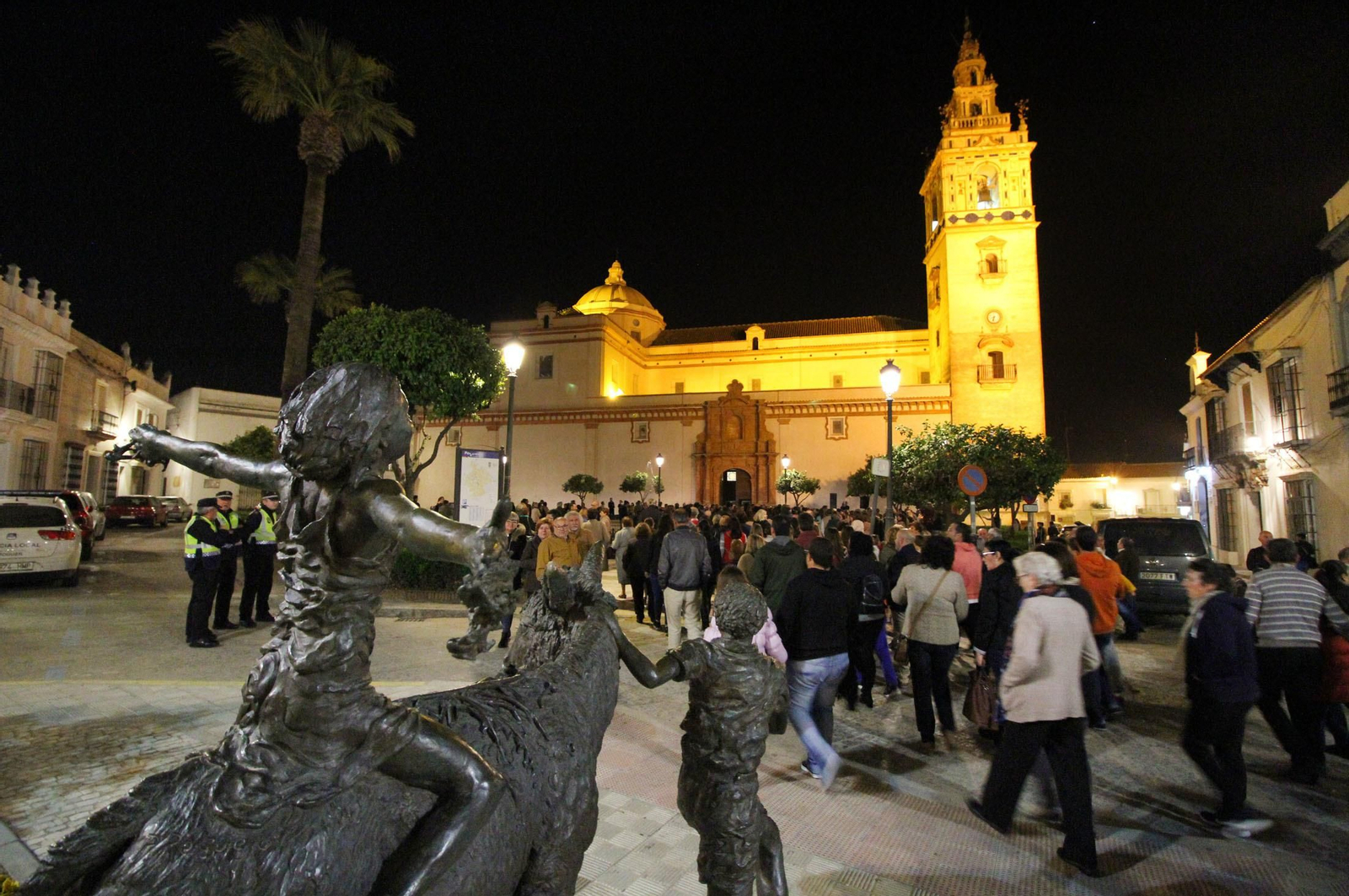 La concentración para pedir un nuevo párroco en Moguer, en imágenes