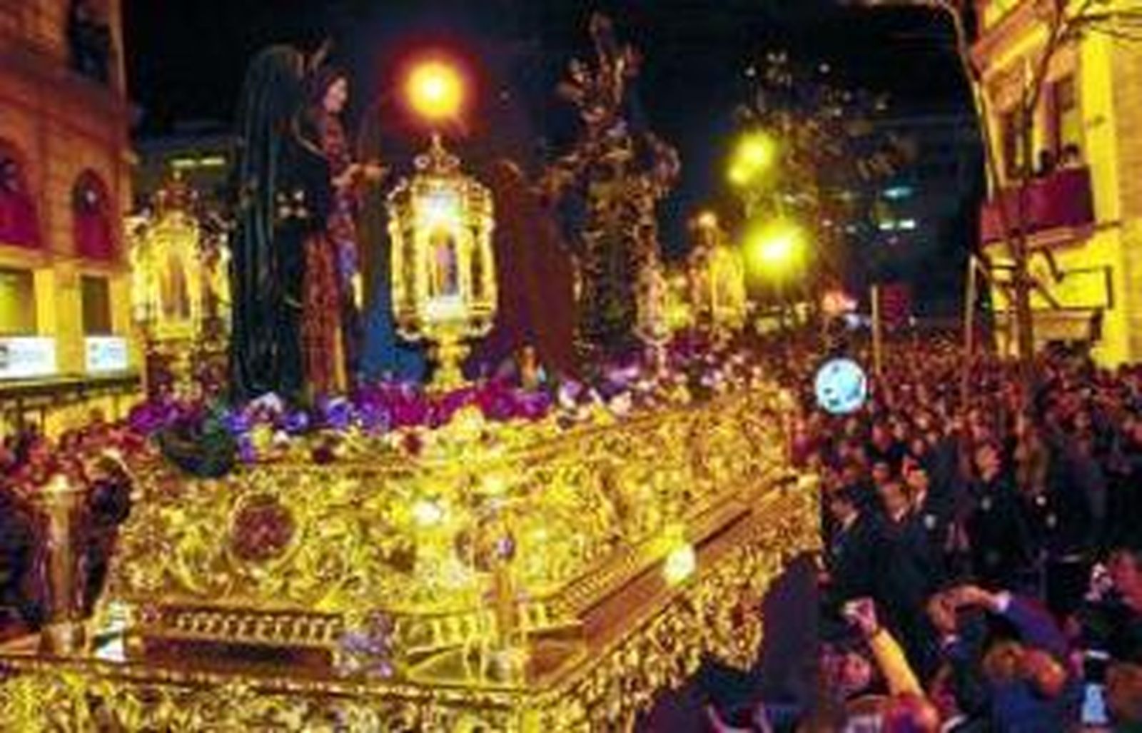 El palio de la Virgen del Valle, a punto de abandonar la Anunciación.