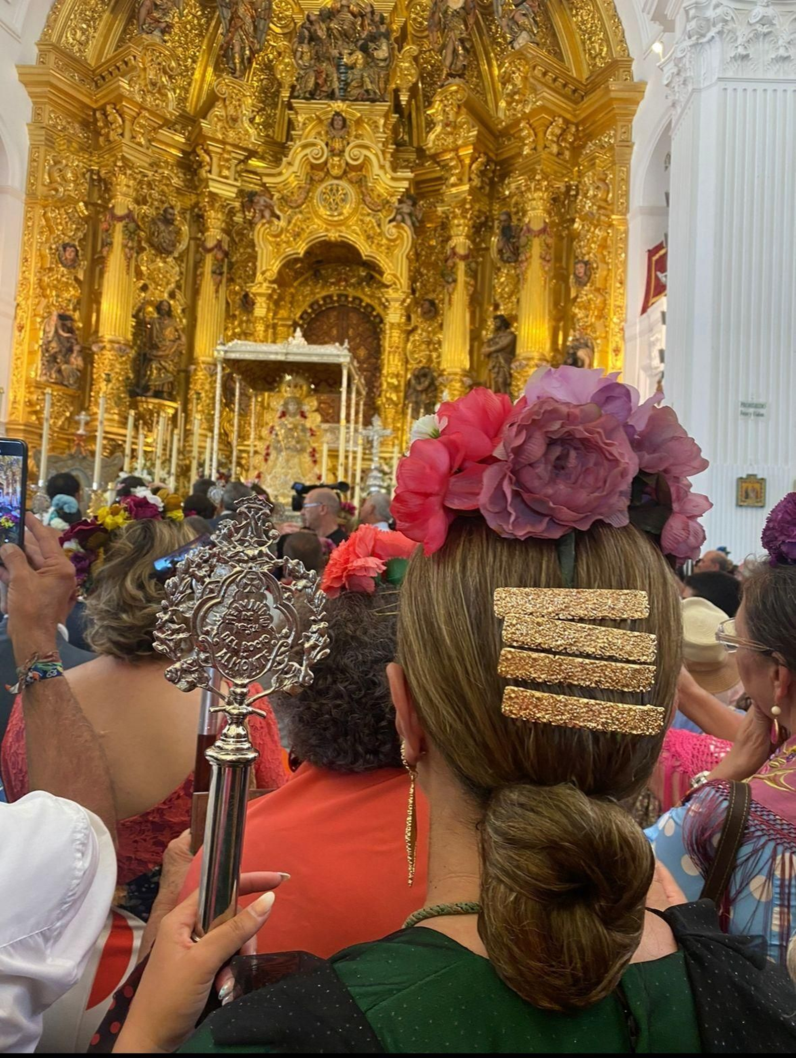 La Hermana Mayor de la Hermandad Matriz 2023 frente a la Virgen del Rocío.