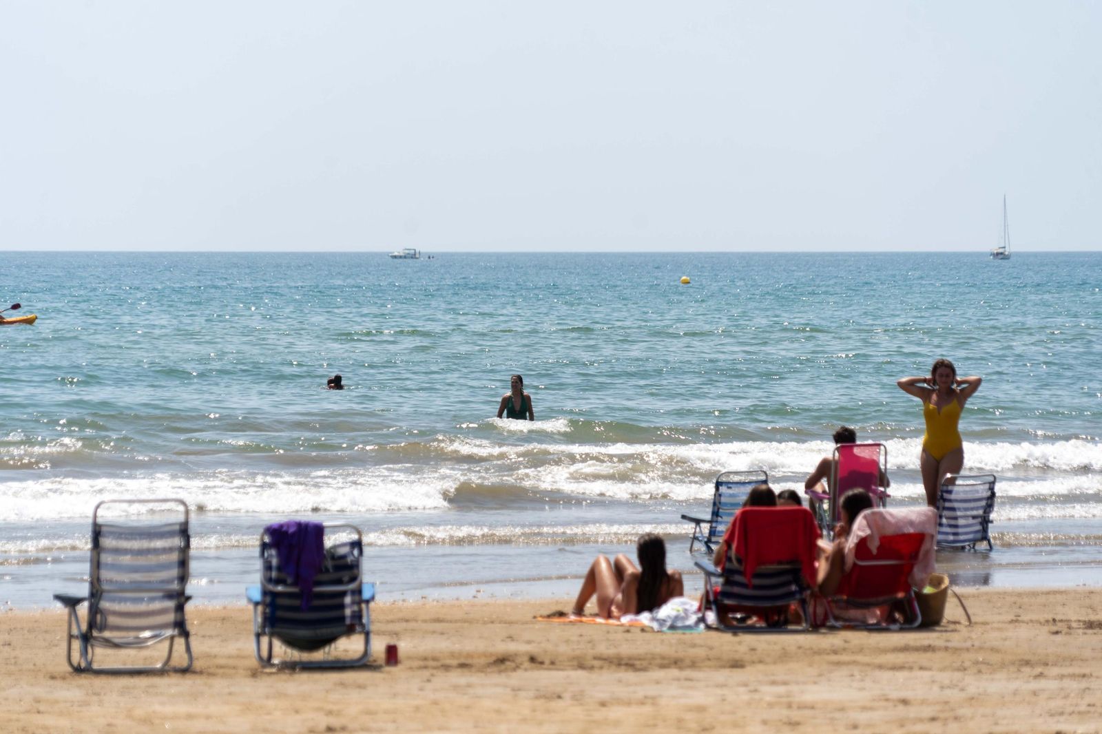 Imágenes de la mañana en las playas de Punta Umbría marcadas por la alerta roja