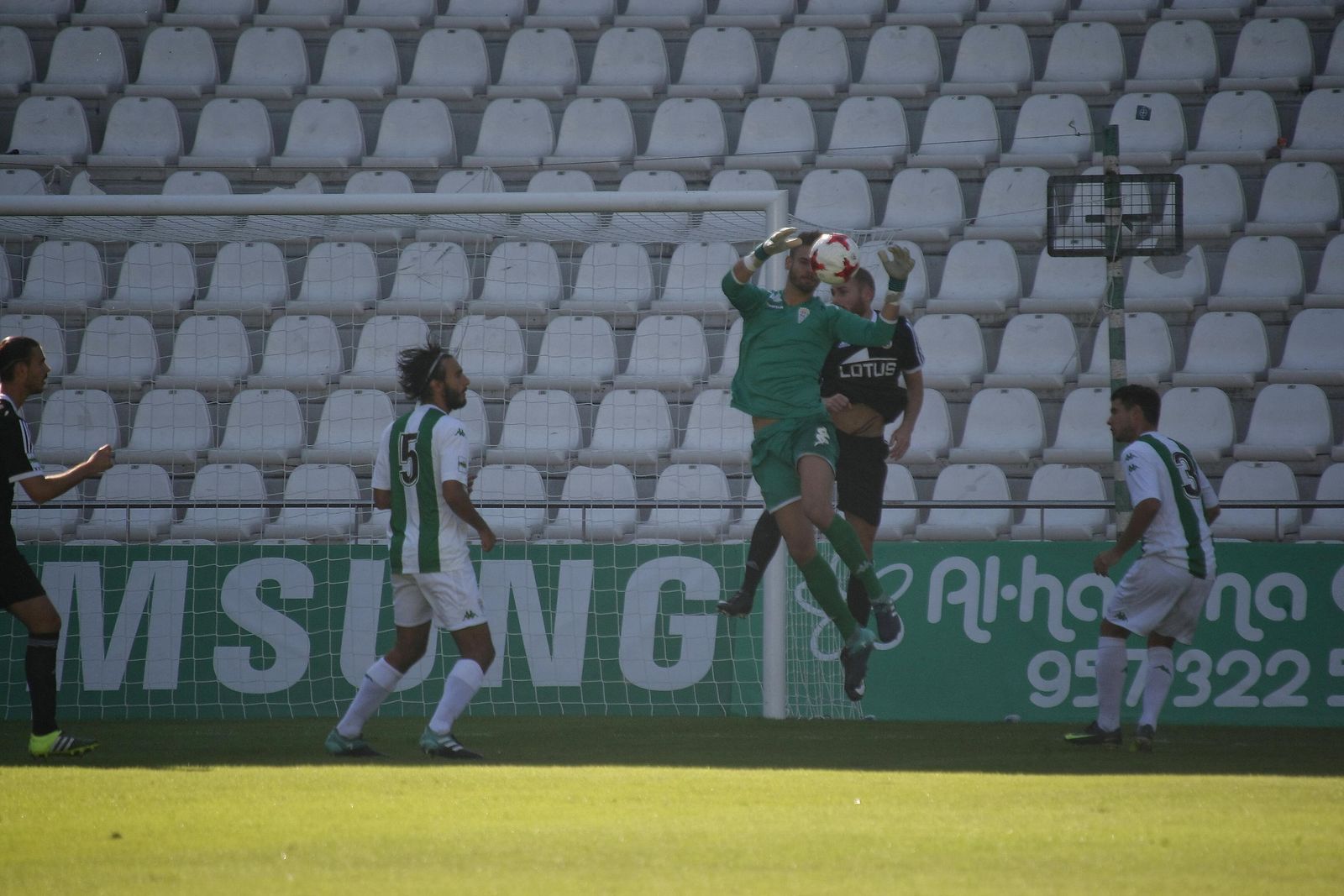 Lavín atrapa un balón por alto.