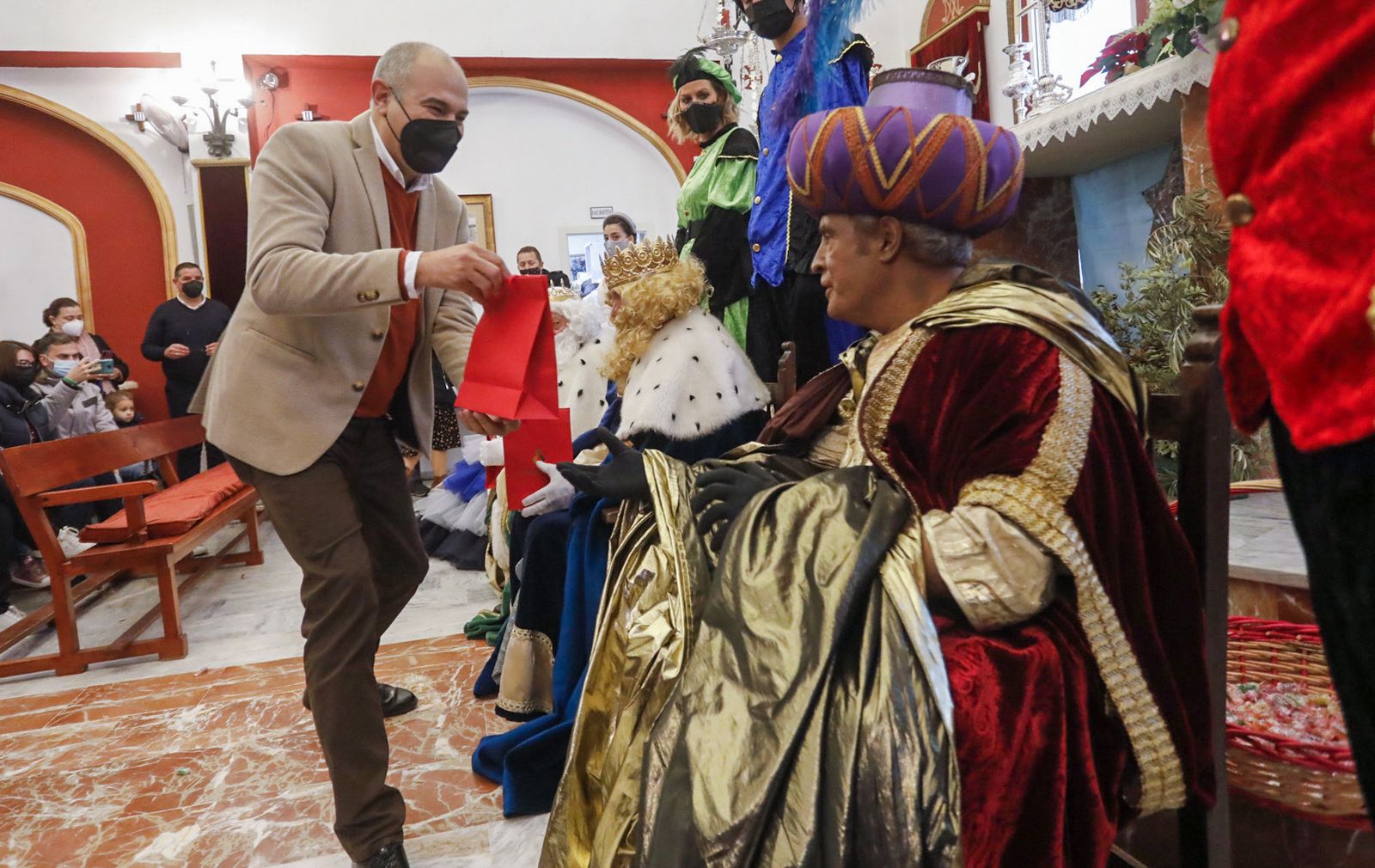 Imágenes de la visita de los Reyes Magos a los hospitales y residencias de mayores de Huelva