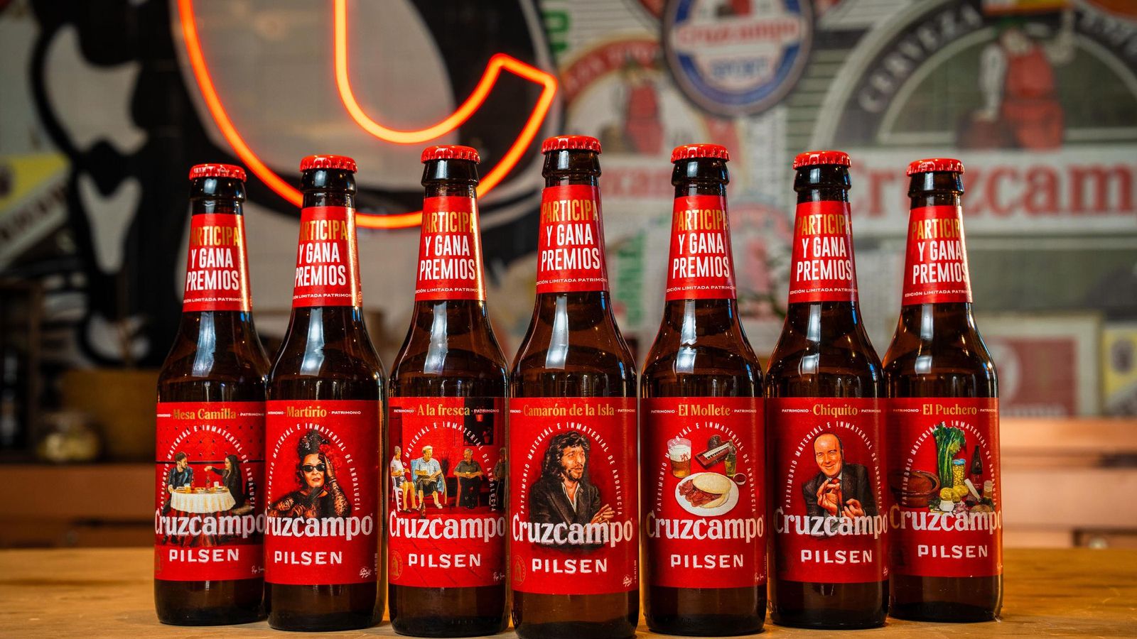 Una imagen de la nueva edición limitada de Cruzcampo, donde Pepe Baena ilustra algunos de los botellines.