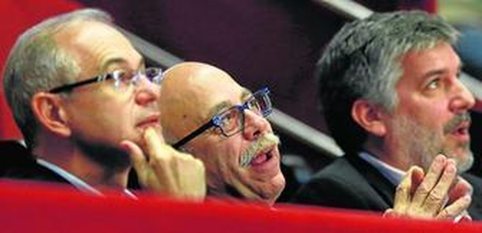 Eduardo García, en el centro, acompañado en el palco por los consejeros Isidro Rubiales y Emilio Mejía.