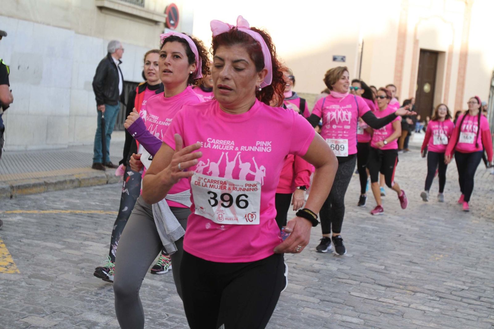 Imágenes de la Carrera contra el cáncer de mama de Huelva.