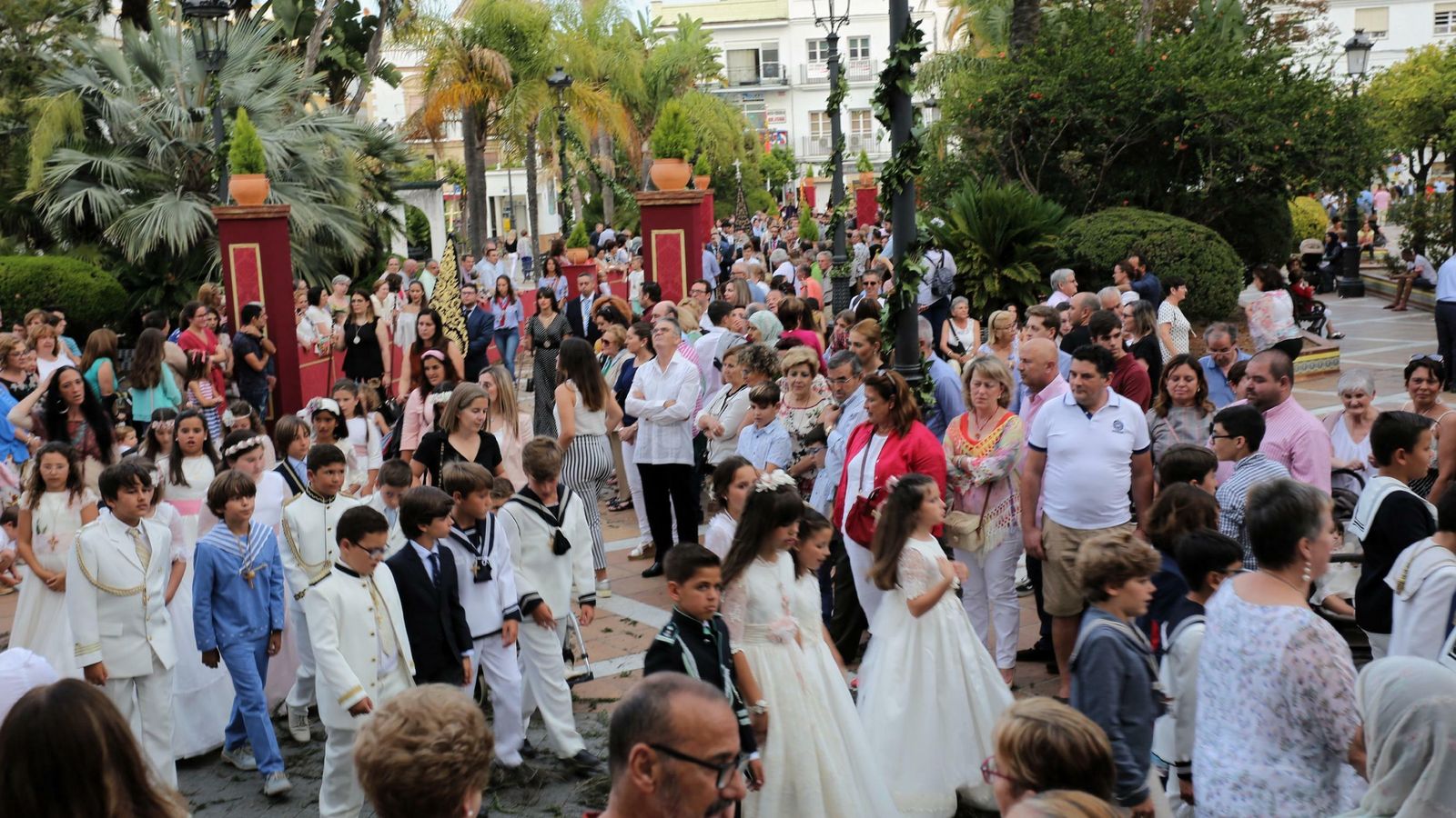 Los niños y niñas que han recibido este año su primera comunión, durante el recorrido.