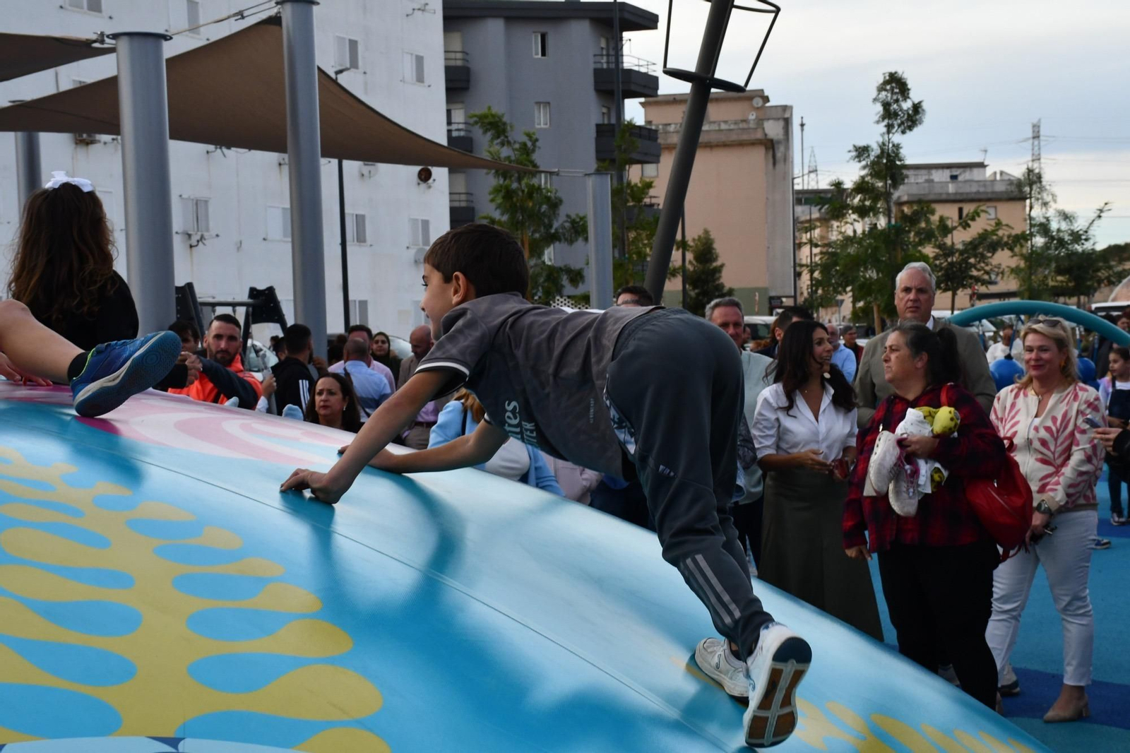 Multitudinaria inauguración del nuevo parque temático entre Campamento y Puente Mayorga