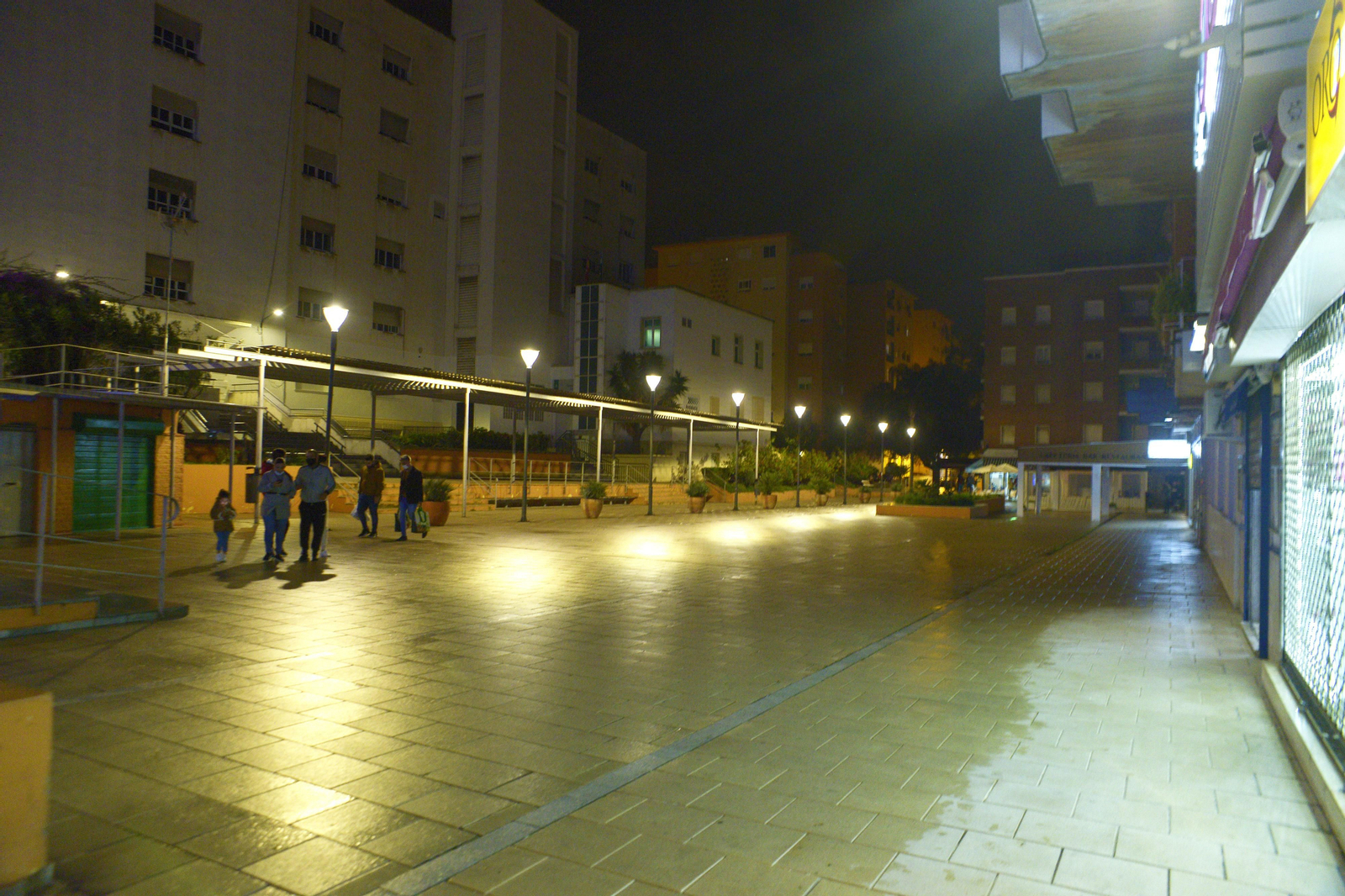 Fotos de ambiente de las calles de Algeciras el primer fin de semana de horario nocturno.