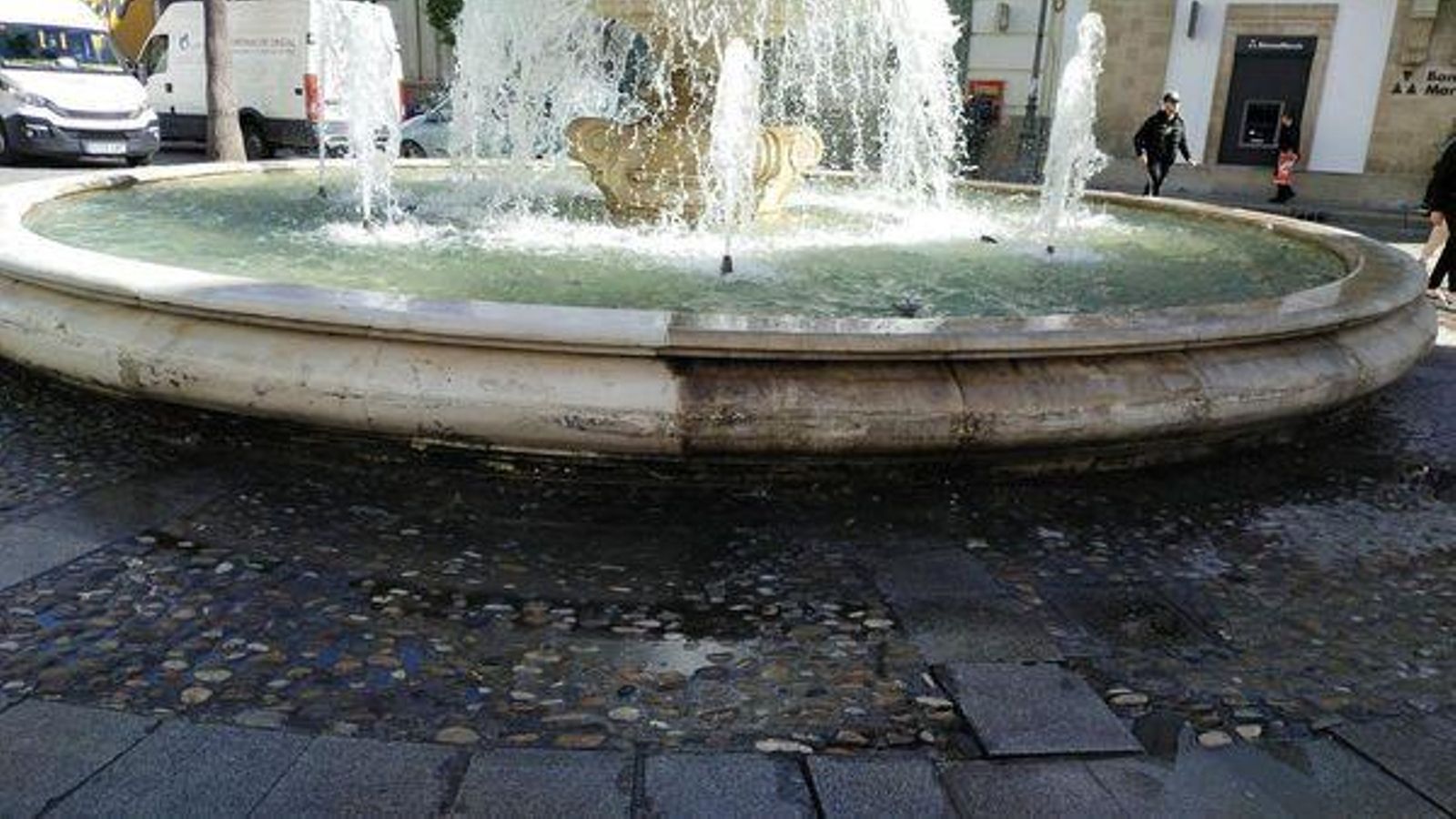 Antes y después de la limpieza de la fuente de la rotonda de los Casinos.