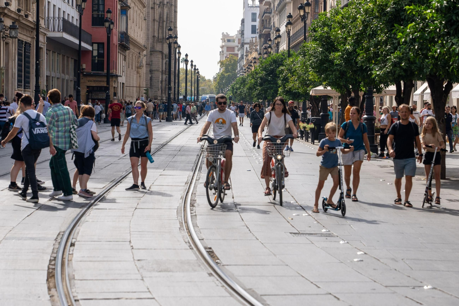 Ciclistas por la avenida de la Constitución