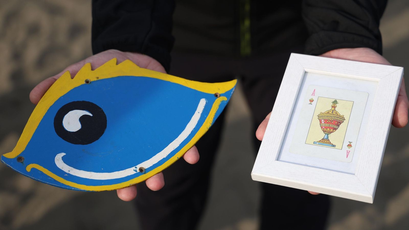 El ojo que guarda la suerte de la nave y el As de Copas de su bautismo y botadura. El ojo que guarda la suerte de la nave y el As de Copas de su bautismo y botadura.