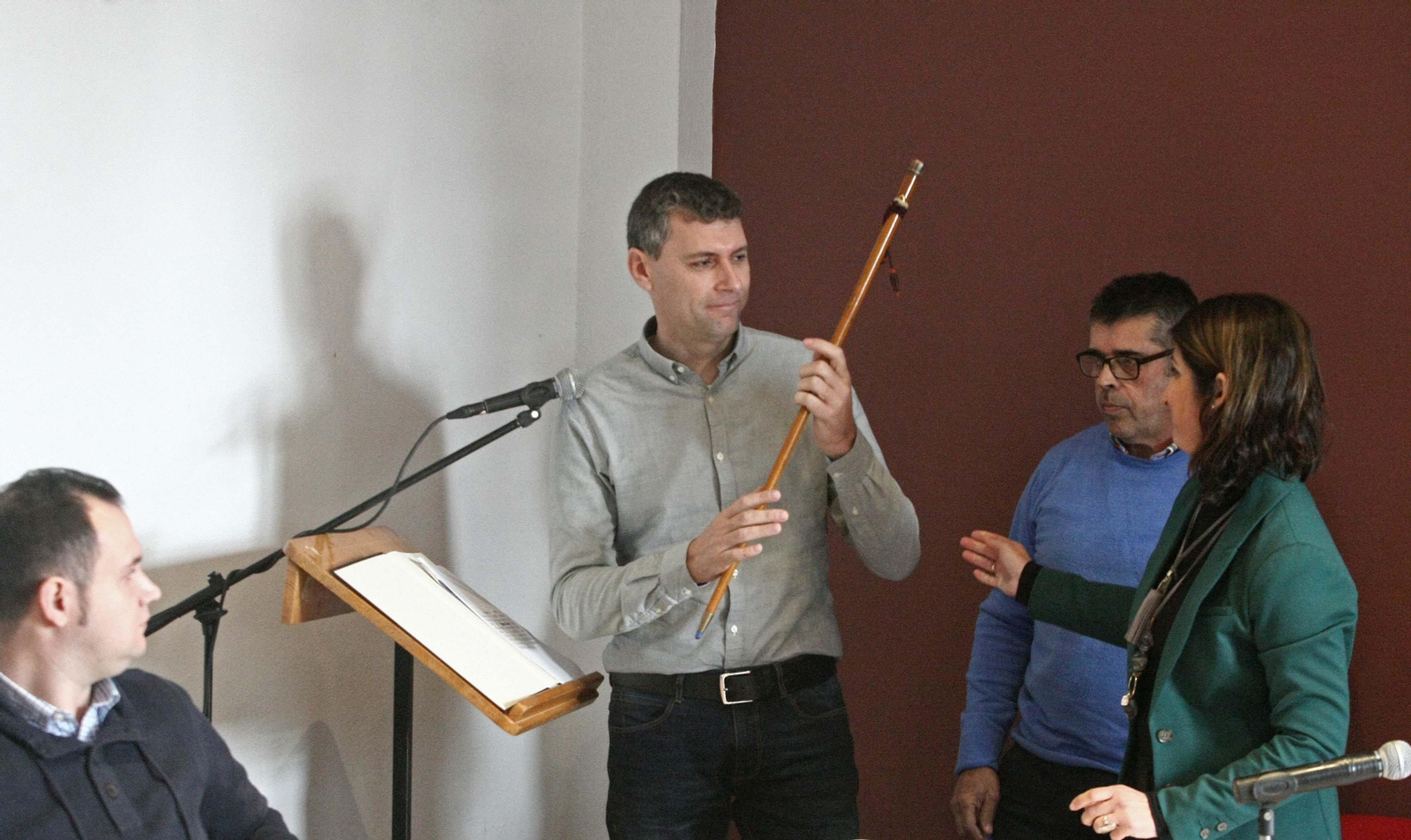 Francisco Gómez recibe el bastón de mando en el salón de Plenos el pasado 19 de diciembre.