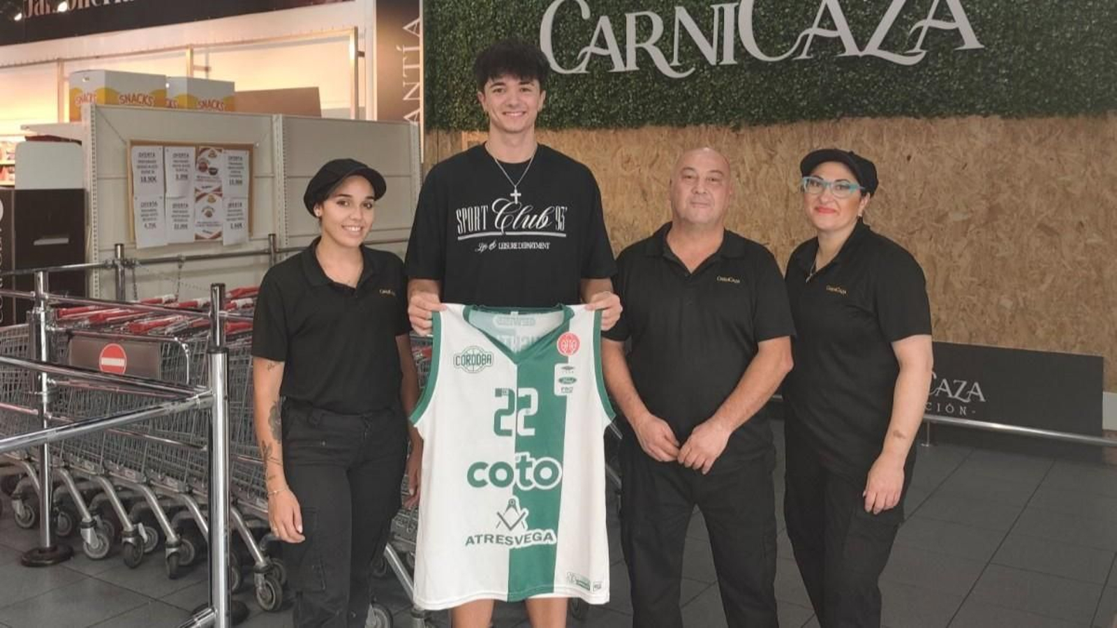 Alejandro Orozco posa con la elástica blanquiverde durante su presentación.
