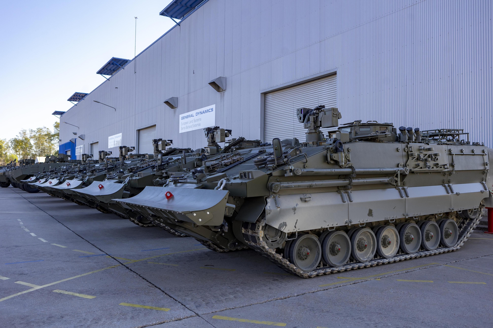 La visita de la ministra de Defensa a la fábrica De Santa Bárbara en imágenes