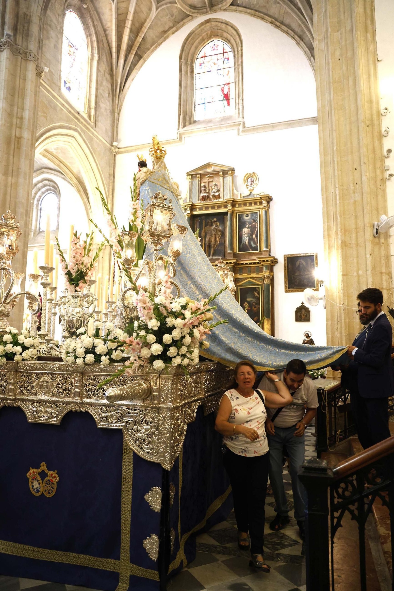 Las fotos del paso bajo el manto de la Virgen de la Luz de Tarifa