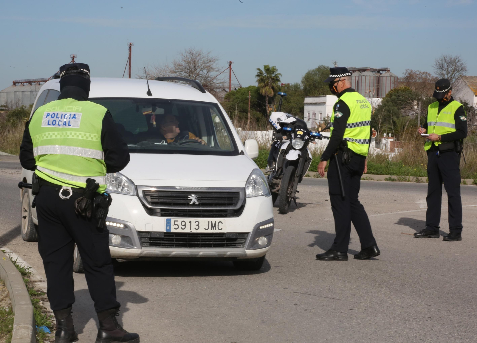 Coronavirus: Controles de la Policía Local a la entrada a Jerez desde Sanlúcar
