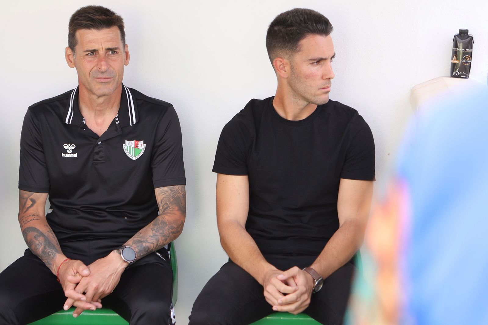 Javi Medina, a la derecha, en el banquillo del Antequera.