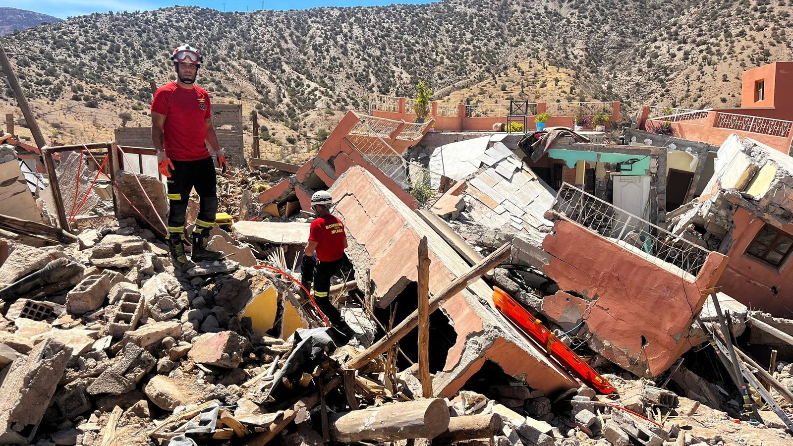 Los efectivos de Huelva unidos a Bomberos para el Mundo en Marruecos trabajan para encontrar supervivientes