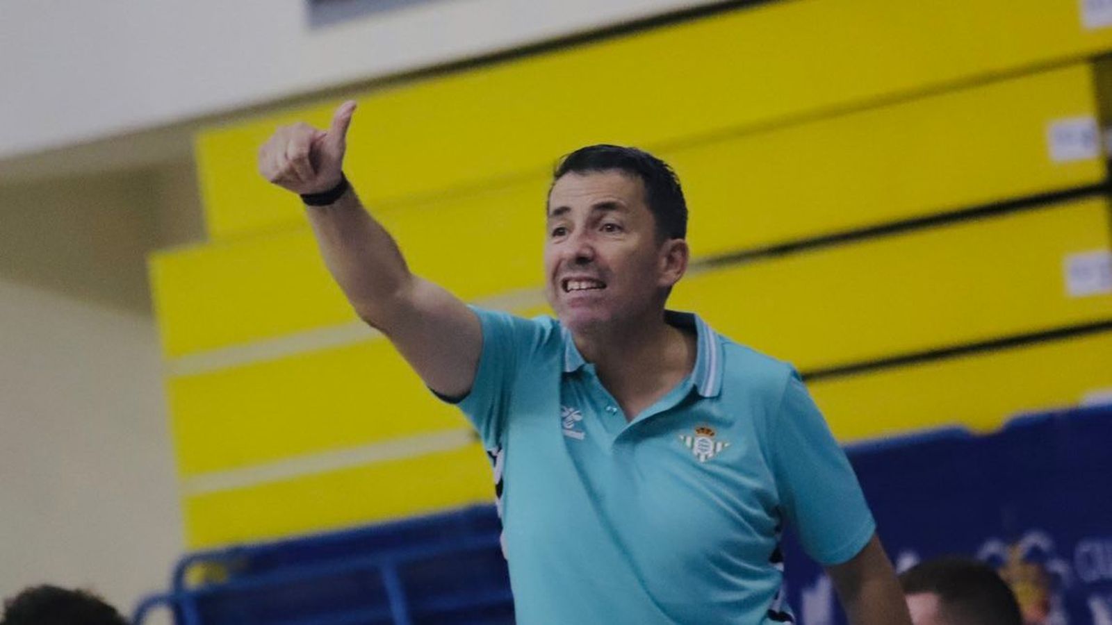 El técnico Gonzalo García de Vitoria da instrucciones a sus jugadores en un amistoso esta temporada.