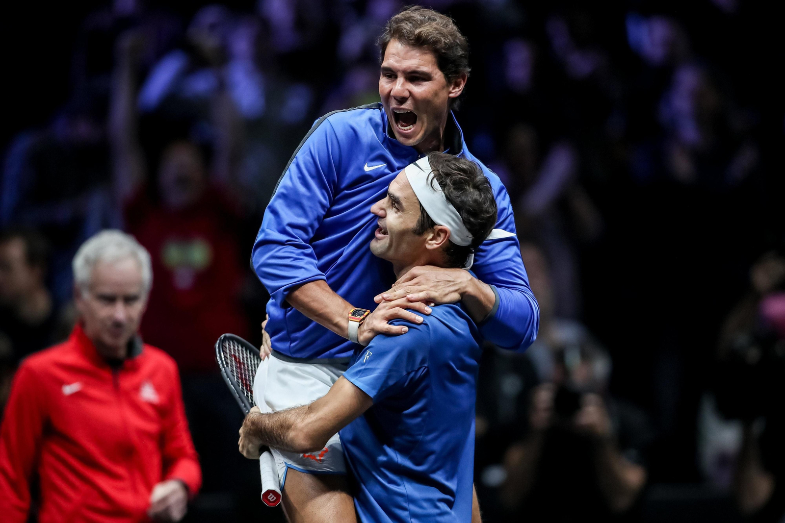 Nadal y Federer celebran la victoria en el Laver Cup, un torneo de exhibición disputado en Praga.