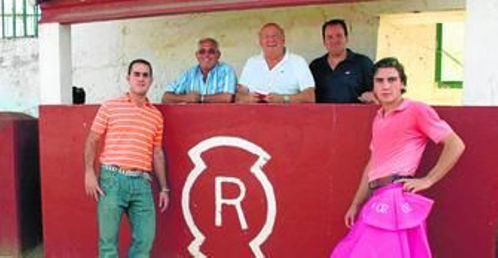 El ganadero Luis Núñez, en el centro de la imagen, y su hijo a la derecha d ela fotografía en un burladero de la plaza de tientas de la finca Los Derramaderos hace unos meses.
