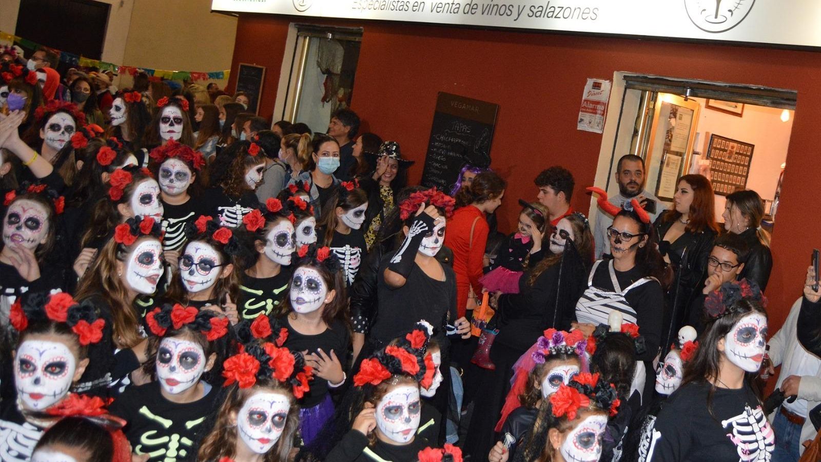 Un grupo de catrinas, a su paso por la plaza de Juan Gavala.