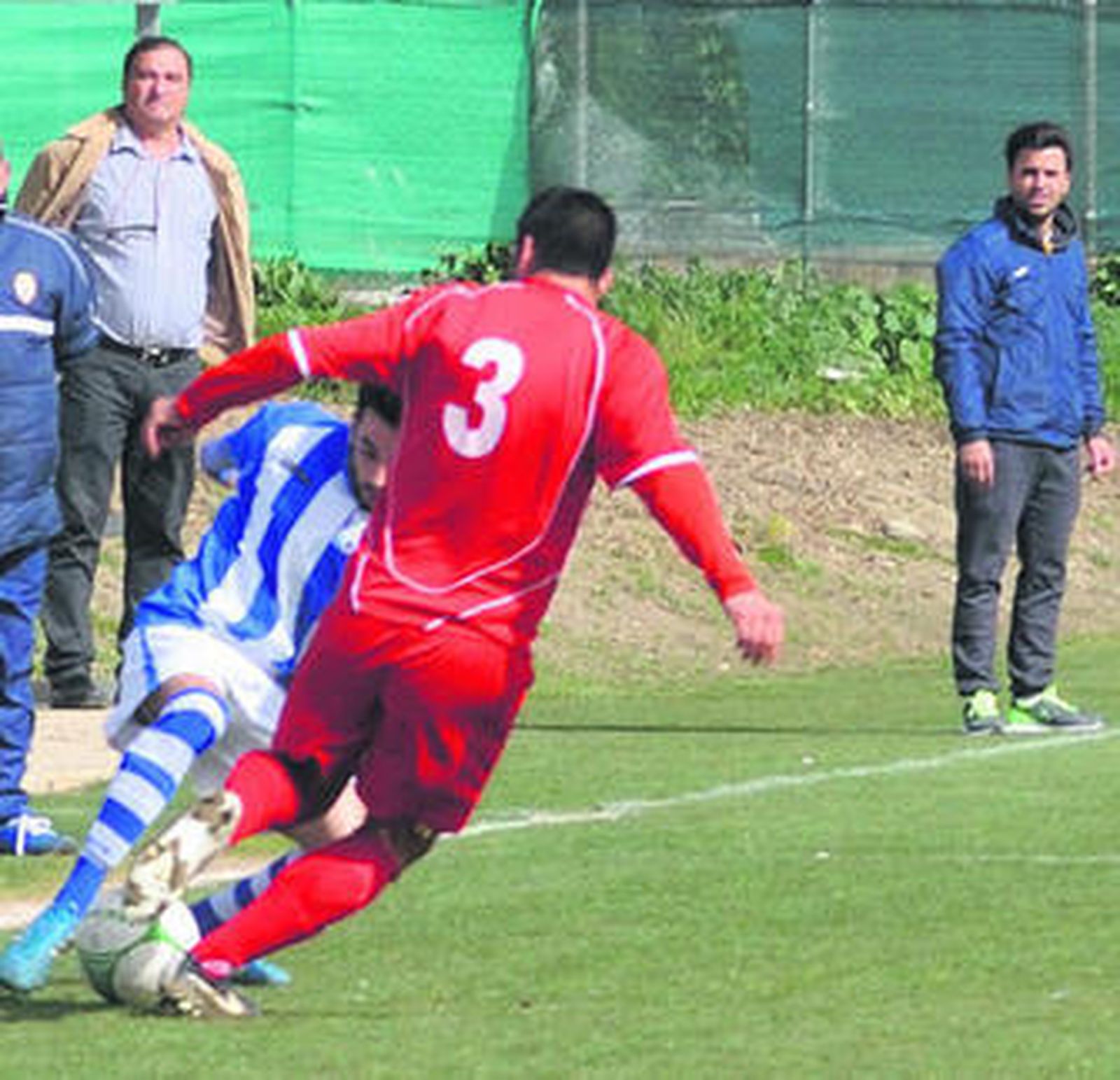 José Manuel Mena observa a Mendoza, que intenta marcharse del jugador del Recreativo Anzu.