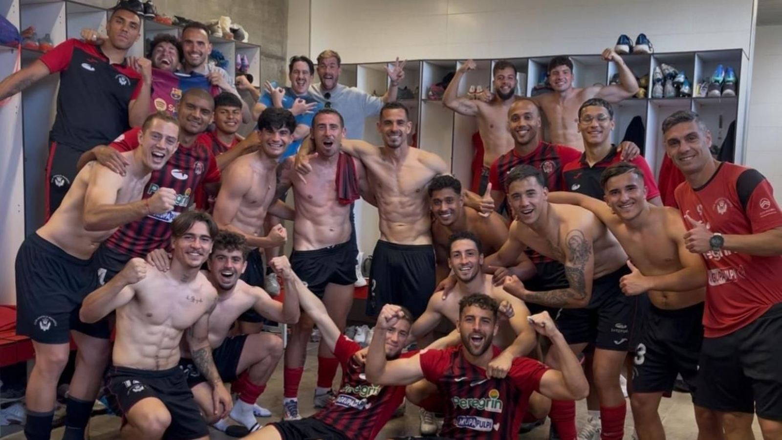 Los rojinegros celebran su último triunfo en el Municipal San Miguel.