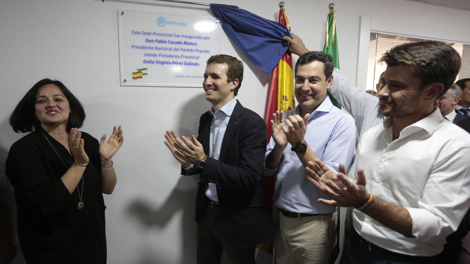 Virginia Pérez, con Juanma Moreno, Pablo Casado y Beltrán Pérez, en un acto en Sevilla.