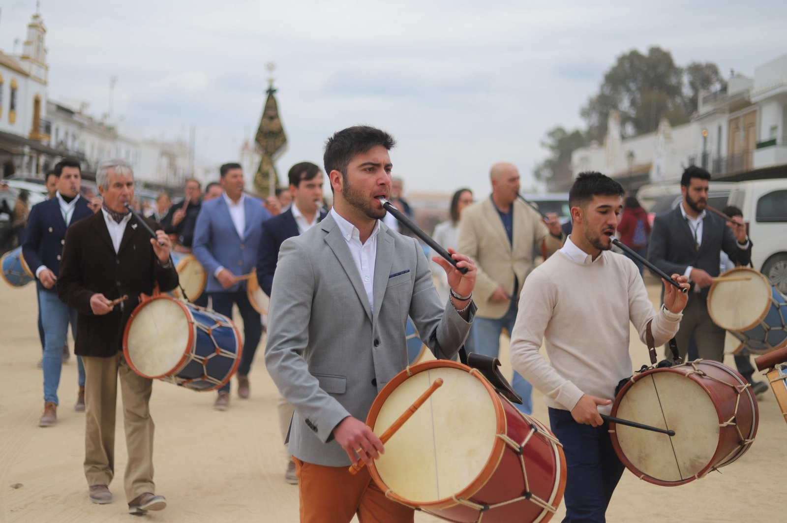 Imágenes del gran ambiente en la aldea de El Rocío en la mañana del domingo