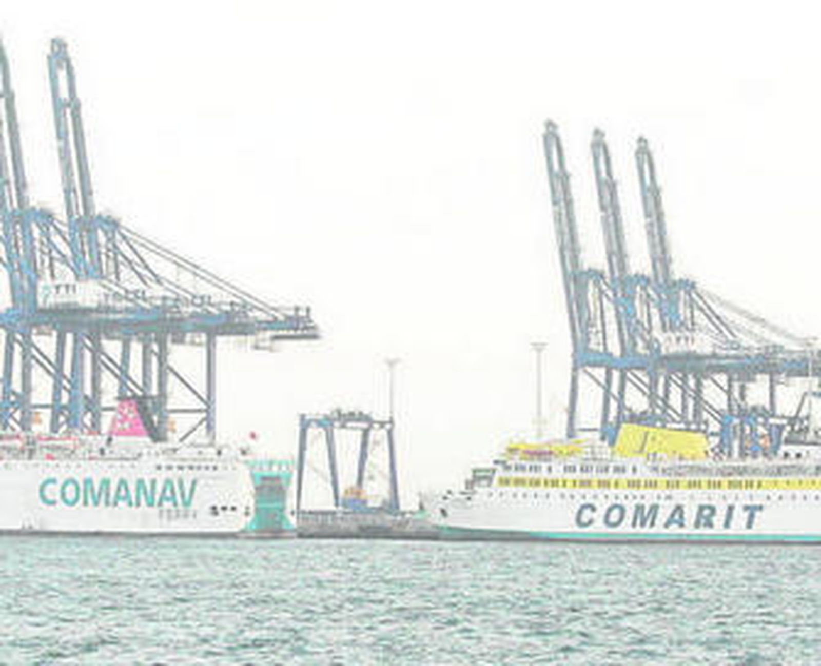 Buques de Comarit y Comanav, en el muelle norte de Isla Verde Exterior.