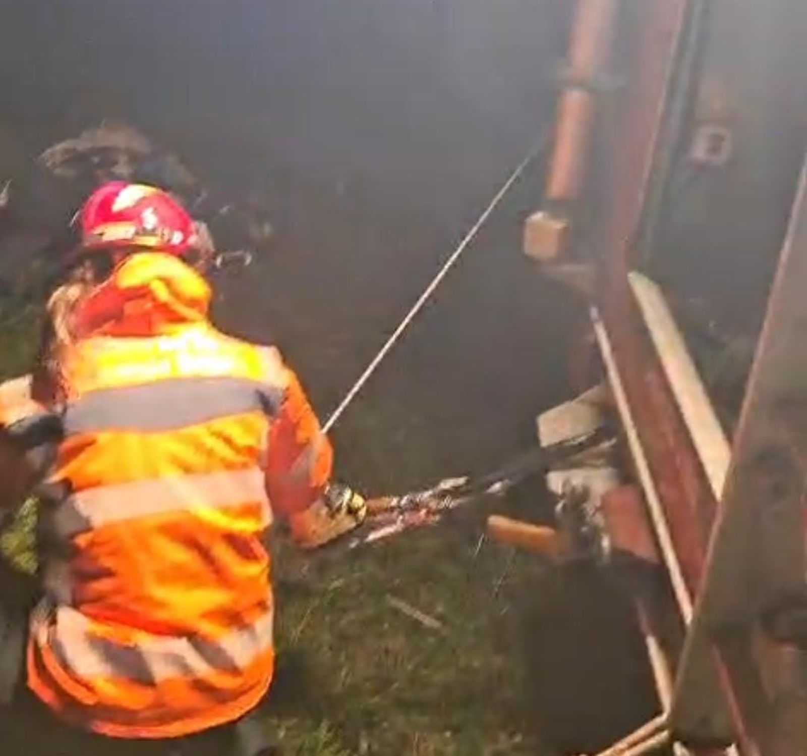 Así fue el rescate de un conductor en un barranco de Beas de Segura por los equipos de Emergencias