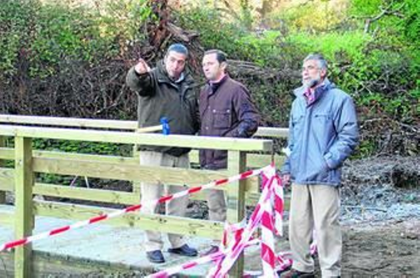El diputado de Infraestructuras, Alejandro Márquez, con el alcalde de Castaño, Manuel Esteban Sánchez.